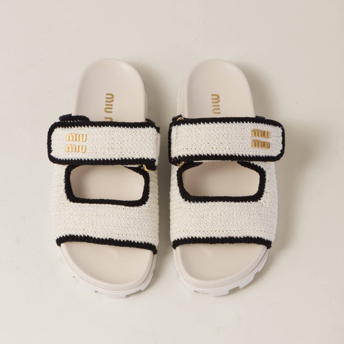Miu Miu – Sandales en maille crochet – Édition Ivoire & Noir
